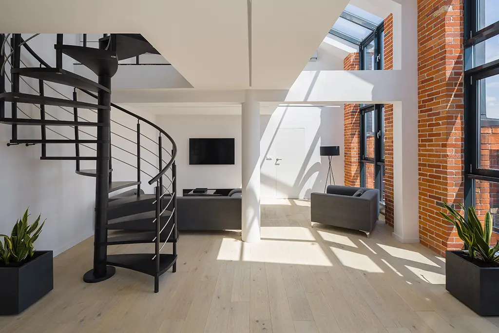 Loft mit Wendeltreppe aus Metall