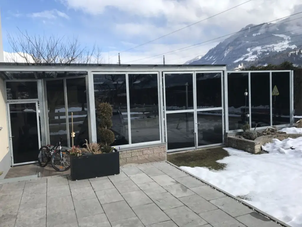 Carport mit Einhausung aus Glas