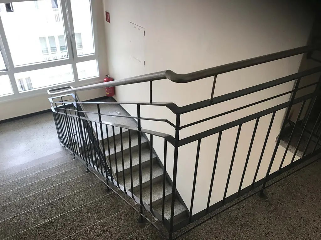 Dunkles Metallgeländer in Stiegenhaus