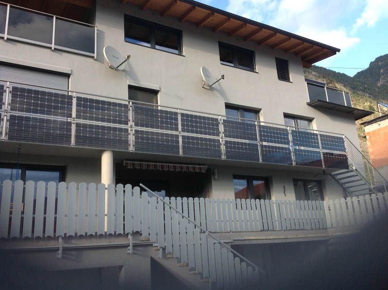 Geländer mit Photovoltaikmodulen