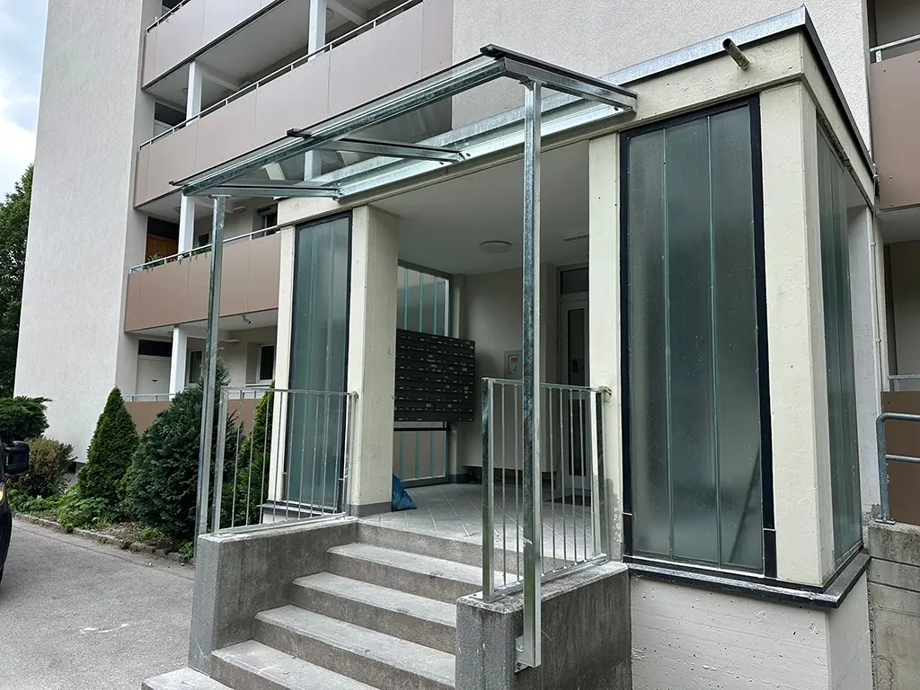 Eingangsportal eines Wohnhauses