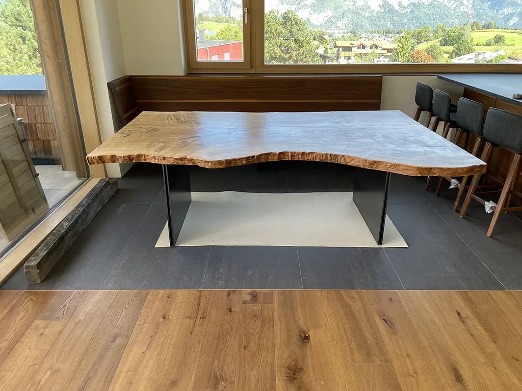 Individueller Tisch mit Metallfüßen