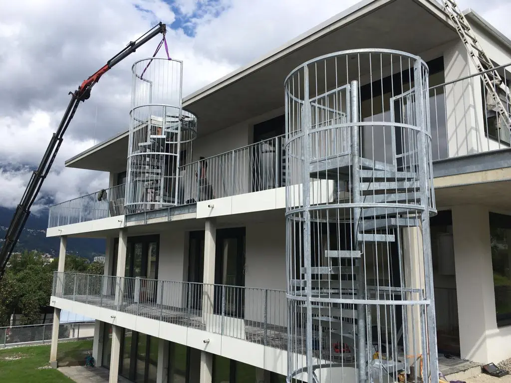 Wendeltreppe aus Metall mit Geländer