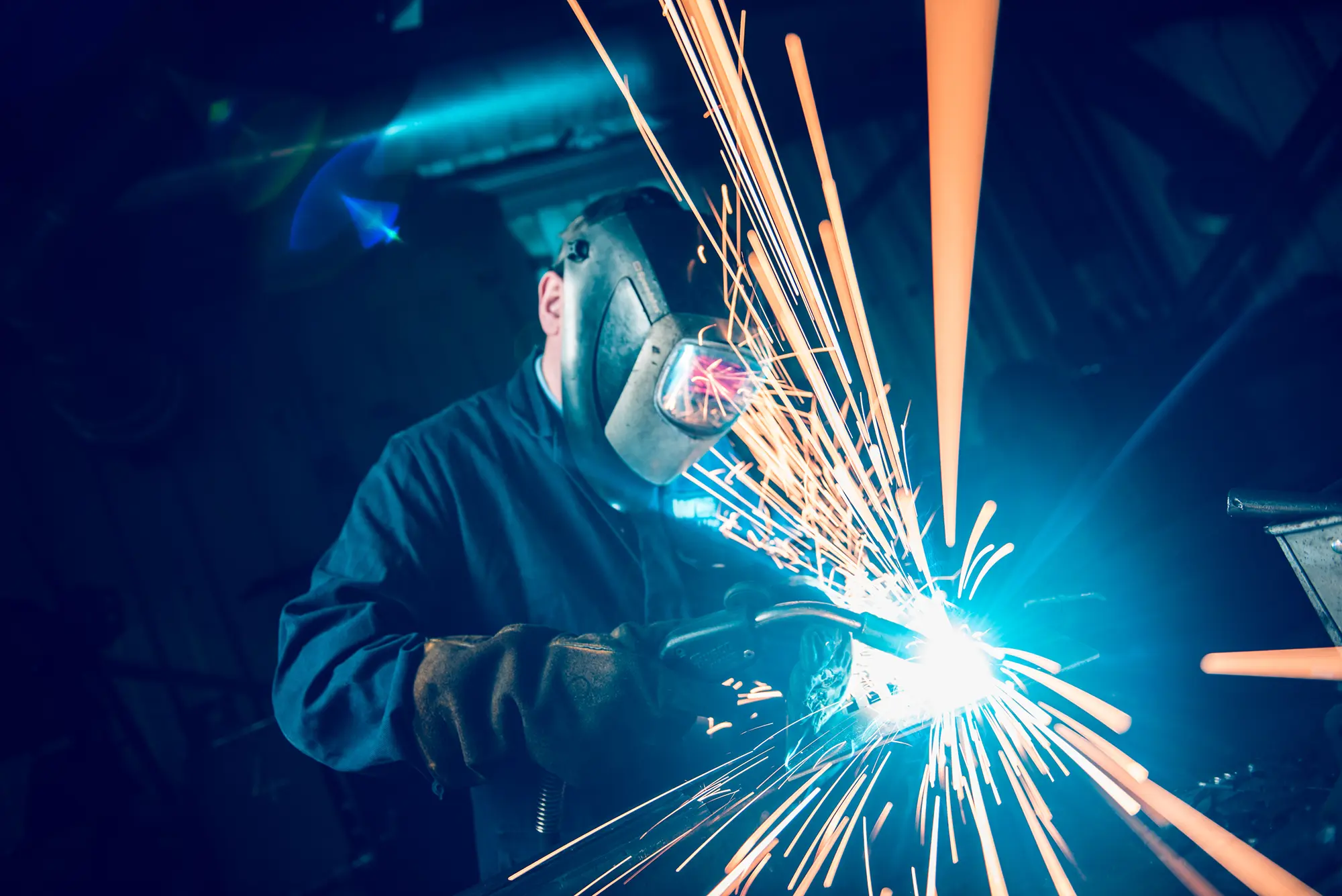 Metallbearbeitung mit sprühenden Funken