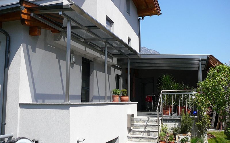 Haus mit Vordachkonstruktion aus Metall von Schlosserei aus Bezirk Innsbruck